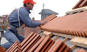Jak ułożyć dachówkę karpiówkę - kluczowe porady i najczęstsze błędy