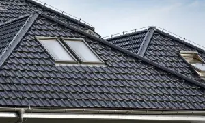 Dachówka ceramiczna czy cementowa: co wybrać, aby nie żałować decyzji?