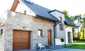 Jaka elewacja najlepiej pasuje do czarnego dachu i okien złoty dąb?