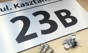 Czym przykleić numer domu do elewacji, aby był trwały i estetyczny?