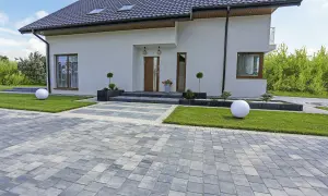 Jaka kostka do szarej elewacji? Przewaga trwałości i estetyki w wyborze