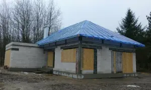 Dom bez dachu: jak zabezpieczyć budowę przed zimą i kosztami