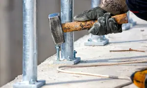 Mocowanie kotew do betonu - poznaj najlepsze techniki i metody montażu
