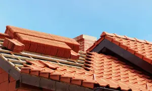 Ile kosztuje metr kwadratowy dachówki ceramicznej? Ceny i porady 2025