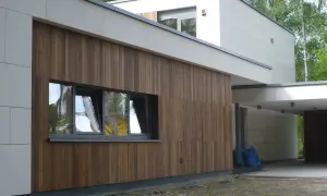 Elewacja drewniana pionowa czy pozioma - co wybrać dla swojego domu?