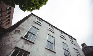 Jak naprawić elewację budynku - praktyczne porady i materiały do użycia