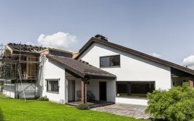 Ile kosztuje dobudowa piętra? Sprawdź, co wpływa na ceny budowy