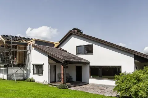 Ile kosztuje dobudowa piętra? Sprawdź, co wpływa na ceny budowy