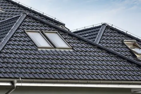 Dachówka ceramiczna czy cementowa: co wybrać, aby nie żałować decyzji?