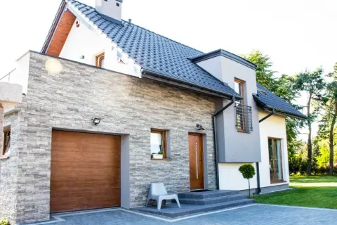 Jaka elewacja najlepiej pasuje do czarnego dachu i okien złoty dąb?
