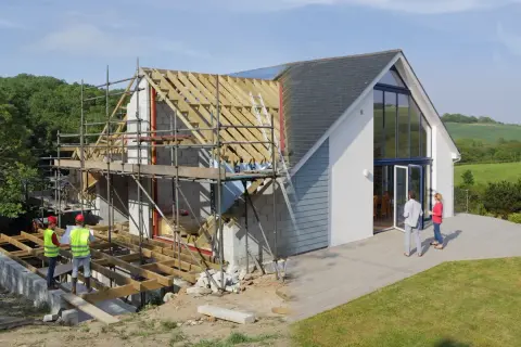Ile kosztuje budowa domu w UK? Sprawdź ukryte wydatki i oszczędności