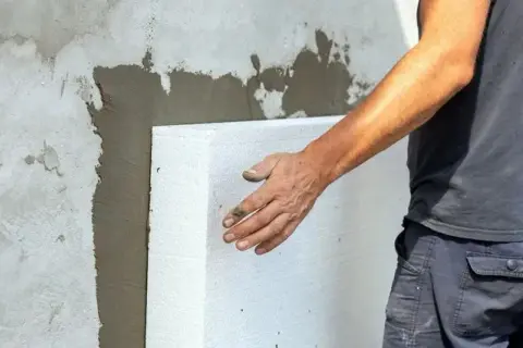 Ile kleju na 200m2 elewacji? Oblicz dokładnie, uniknij strat!