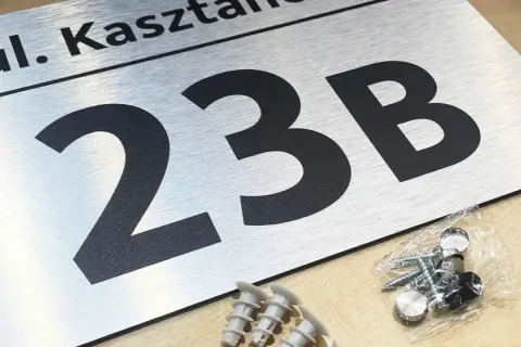 Czym przykleić numer domu do elewacji, aby był trwały i estetyczny?