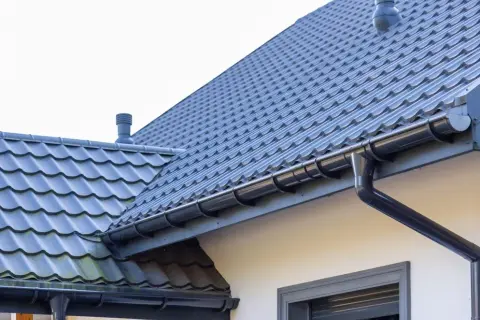 Ile waży metr dachówki ceramicznej i jak to wpływa na konstrukcję dachu?