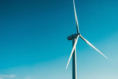 Ile kosztuje budowa elektrowni wiatrowej? Szokujące wydatki i ukryte koszty.