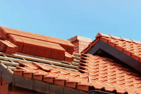 Ile kosztuje metr kwadratowy dachówki ceramicznej? Ceny i porady 2025