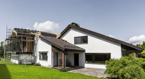 Ile kosztuje dobudowa piętra? Sprawdź, co wpływa na ceny budowy
