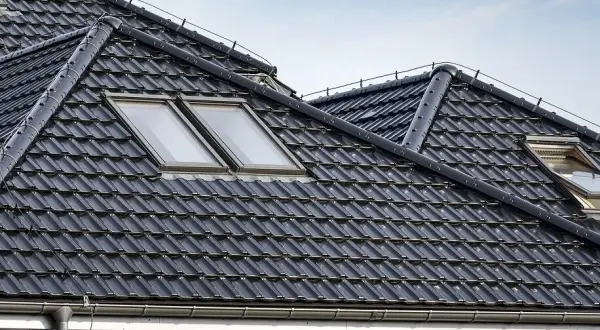 Dachówka ceramiczna czy cementowa: co wybrać, aby nie żałować decyzji?