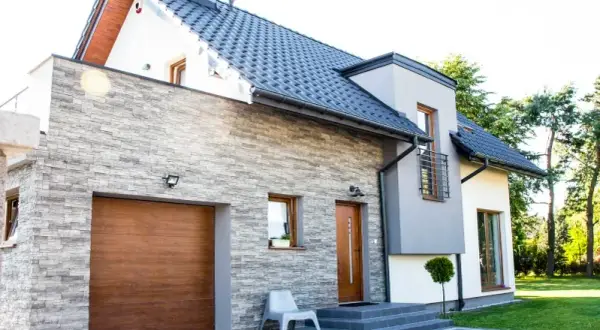 Jaka elewacja najlepiej pasuje do czarnego dachu i okien złoty dąb?