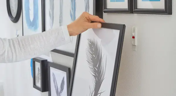 Jak przykleić zdjęcia na ścianę bez uszkadzania i wiercenia