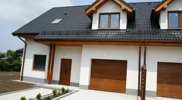 Grafitowy dach i okna złoty dąb - jaki kolor elewacji wybrać?
