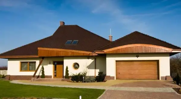 Czekoladowy dach – jakie kolory elewacji podkreślą jego urok?