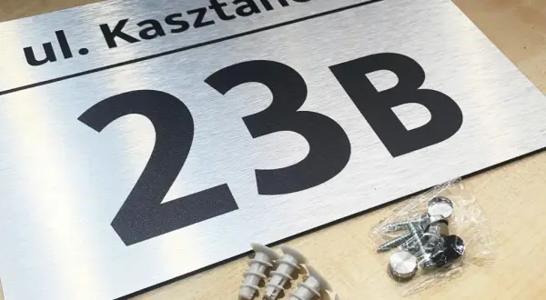 Czym przykleić numer domu do elewacji, aby był trwały i estetyczny?