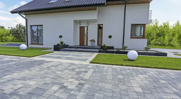 Jaka kostka do szarej elewacji? Przewaga trwałości i estetyki w wyborze