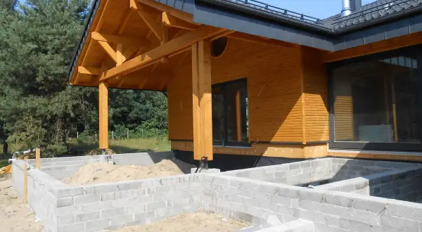 Jaka grubość krokwi pod dachówkę zapewnia trwałość i bezpieczeństwo dachu?