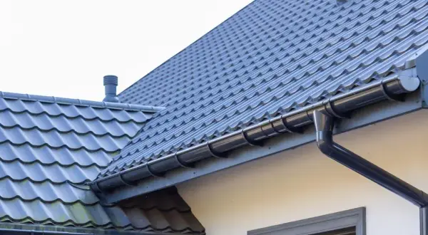 Ile waży metr dachówki ceramicznej i jak to wpływa na konstrukcję dachu?
