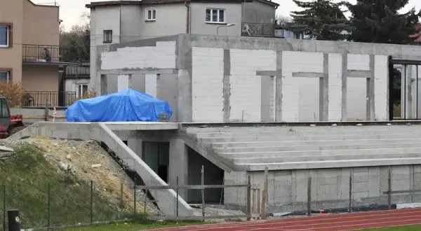 Ile kosztuje budowa stadionu? Zaskakujące różnice w cenach w Polsce!