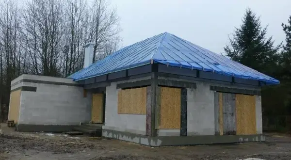 Dom bez dachu: jak zabezpieczyć budowę przed zimą i kosztami