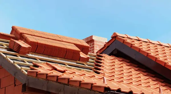 Ile kosztuje metr kwadratowy dachówki ceramicznej? Ceny i porady 2025