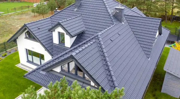 Jaką dachówkę ceramiczną wybrać, aby uniknąć błędów i zwiększyć trwałość dachu