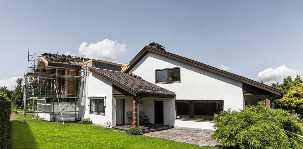 Ile kosztuje dobudowa piętra? Sprawdź, co wpływa na ceny budowy