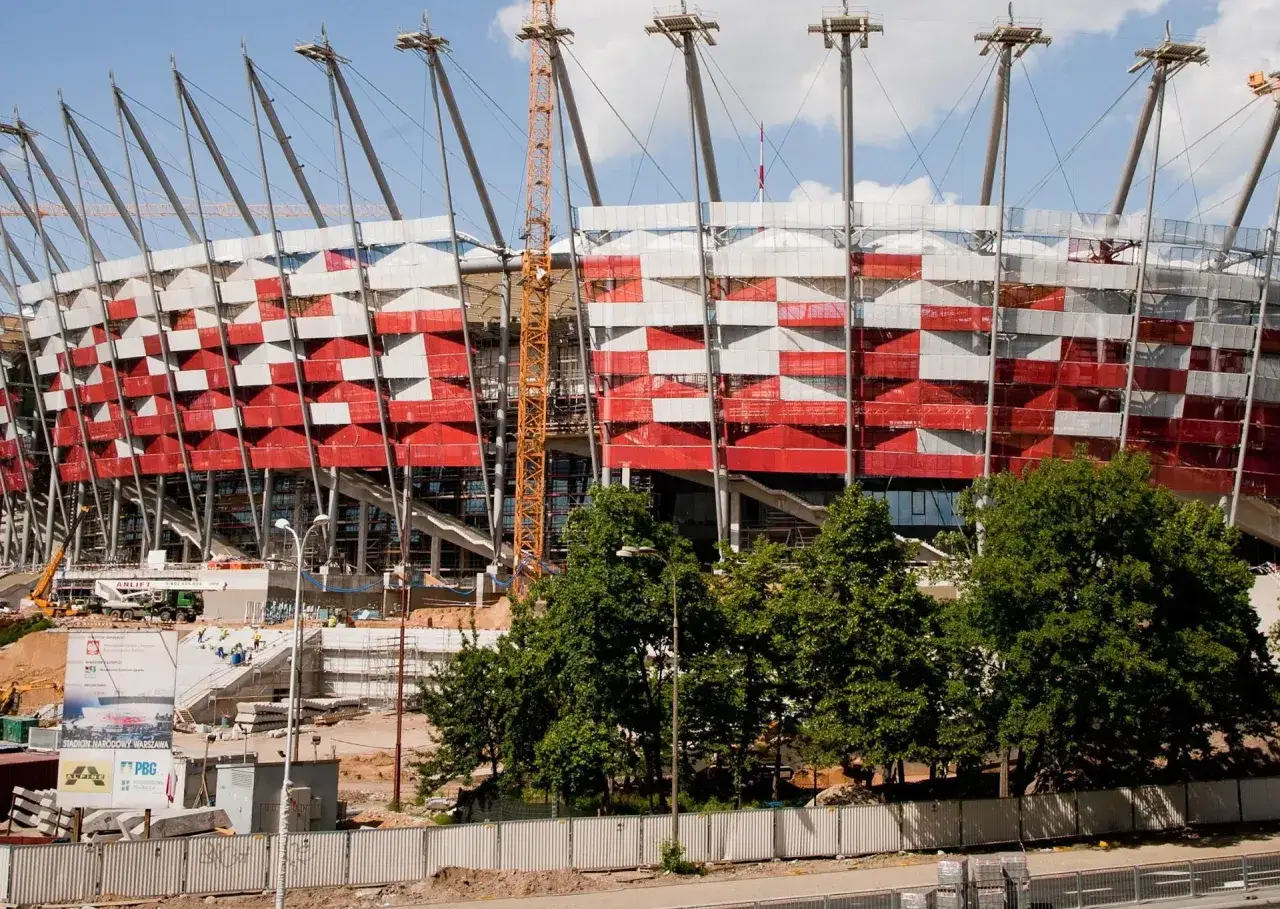 Zdjęcie Ile kosztuje budowa stadionu? Zaskakujące różnice w cenach w Polsce!