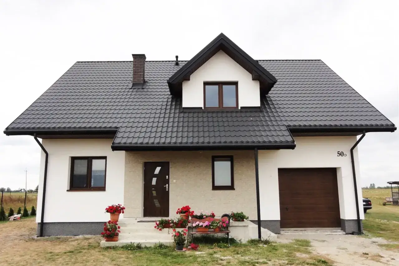 Zdjęcie Czekoladowy dach – jakie kolory elewacji podkreślą jego urok?