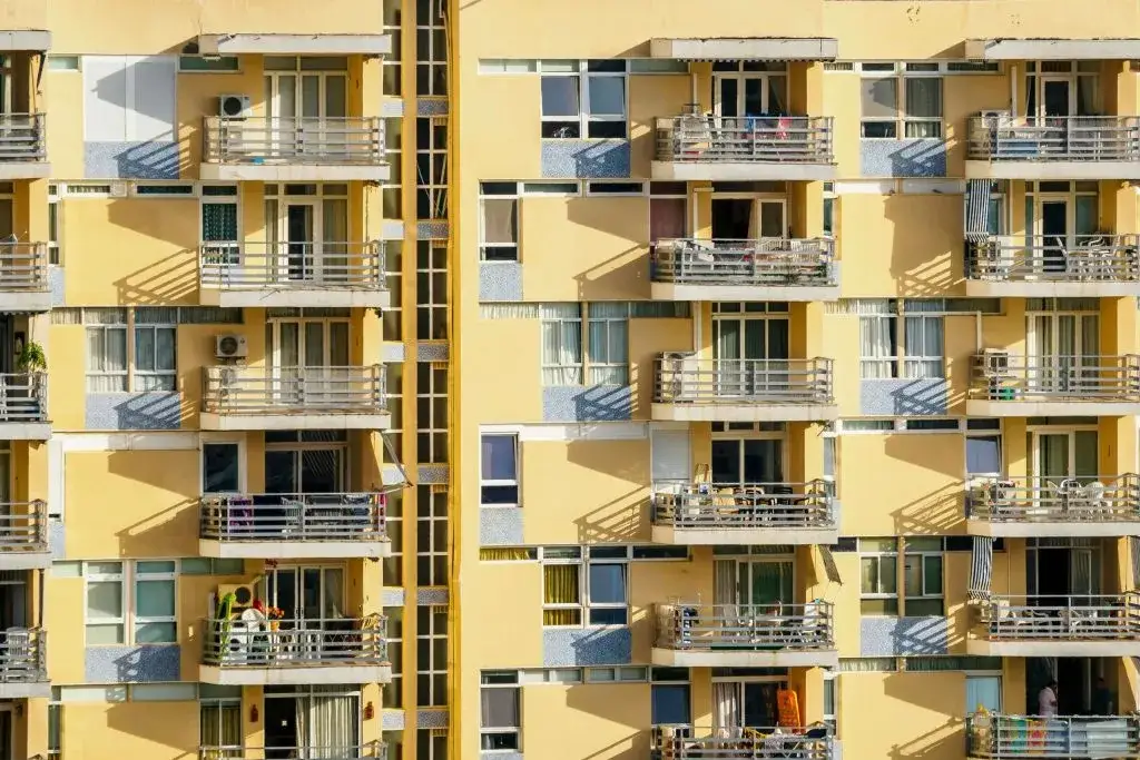Zdjęcie Czy balkon jest częścią elewacji? Prawne aspekty i rola w architekturze