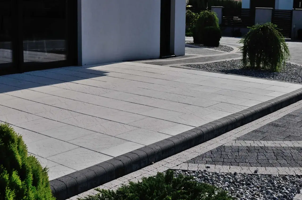 Zdjęcie Ile kosztuje podbudowa pod kostkę? Poznaj ukryte wydatki i ceny
