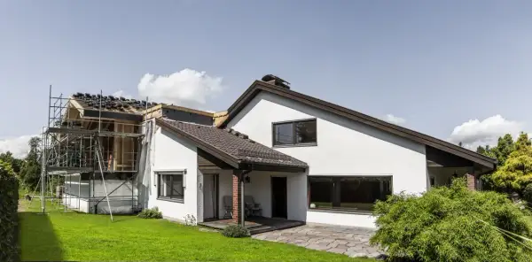 Ile kosztuje dobudowa piętra? Sprawdź, co wpływa na ceny budowy