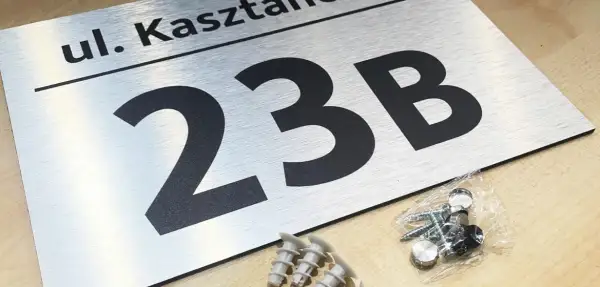 Czym przykleić numer domu do elewacji, aby był trwały i estetyczny?